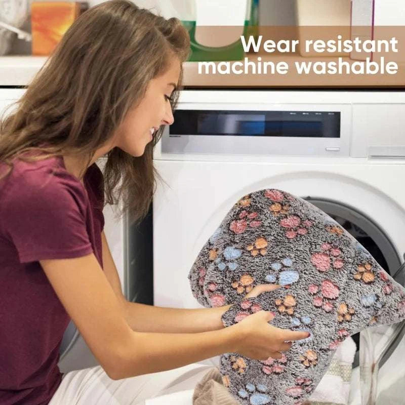 Wear-resistant, machine-washable flannel thickened dog bed mat in washing machine.