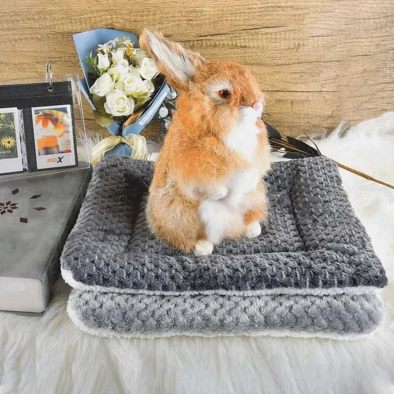 Flannel thickened dog bed mat, soft and warm pet sleeping mat for winter, ideal for dogs and cats.