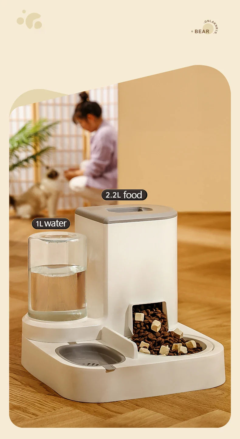 Kimpets automatic pet feeder and water dispenser with large capacity, designed for dry and wet food separation for cats and dogs.