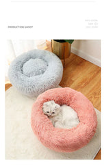 "Round plush pet bed in soft fabric, ideal for keeping pets warm in winter"machine washable dog beds