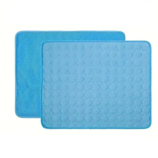 Breathable blue self-cooling pet mat for dogs and cats made of ice silk, washable and lightweight.